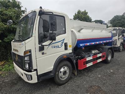 Xe bồn chở Diesel cấp lẻ Howo 5 khối nhập khẩu